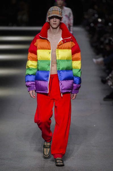 I 4 pezzi della collezione arcobaleno di Burberry che vedremo 